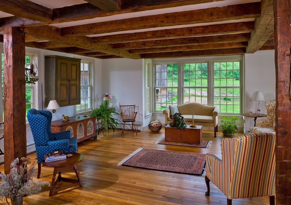 Mittelgroßes, Offenes Klassisches Wohnzimmer mit weißer Wandfarbe und braunem Holzboden in Burlington
