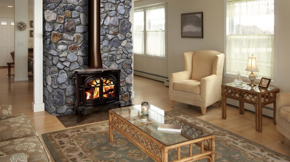Cette photo montre un salon chic avec un mur beige, parquet clair, un poêle à bois et un manteau de cheminée en pierre.