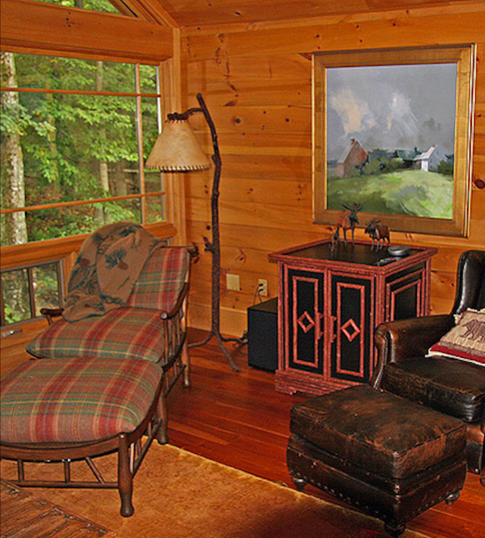 На фото: парадная, изолированная гостиная комната среднего размера в стиле рустика с коричневыми стенами, паркетным полом среднего тона и красным полом без камина, телевизора с