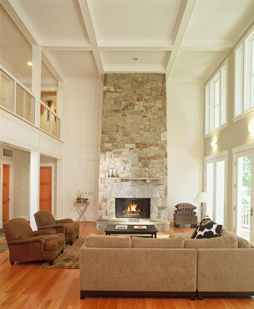 Foto de salón de estilo de casa de campo con paredes beige, marco de chimenea de piedra y chimenea lineal