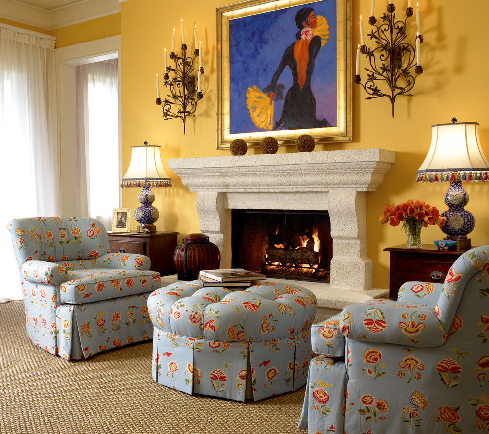 Idee per un soggiorno eclettico con pareti gialle, moquette, camino classico e pavimento beige