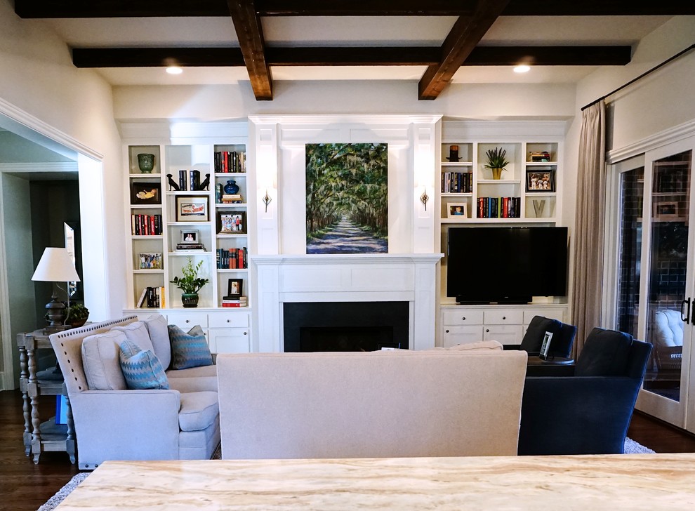 Imagen de salón abierto clásico renovado de tamaño medio con paredes blancas, suelo de madera en tonos medios, todas las chimeneas, televisor independiente y marco de chimenea de yeso