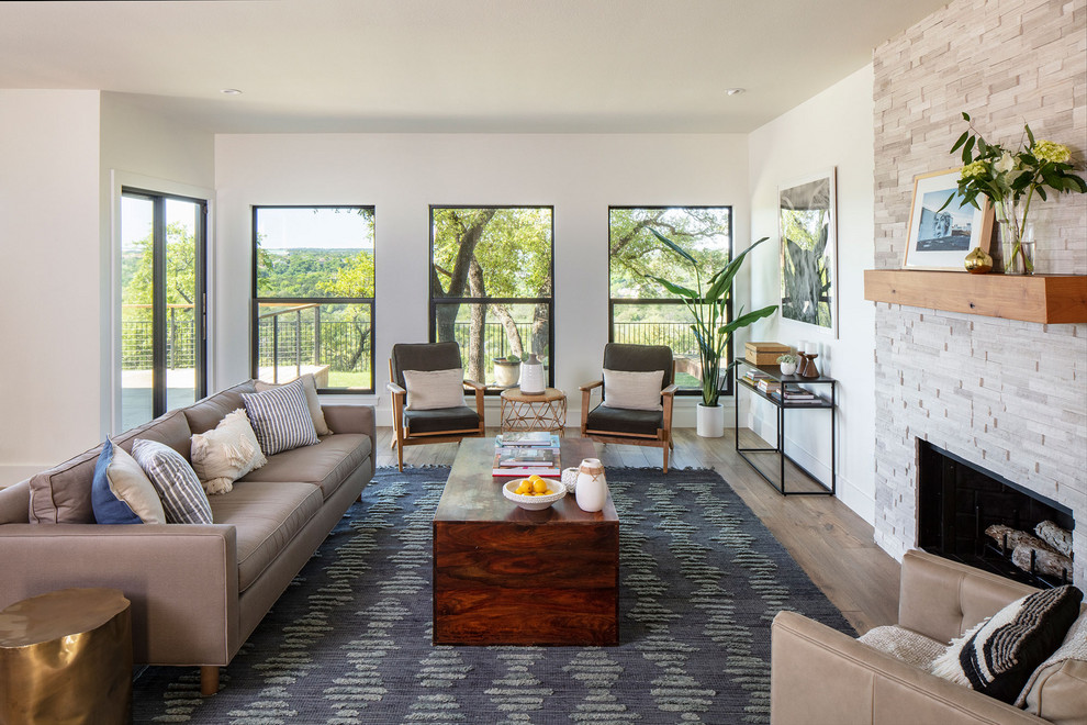 Fernseherloses Landhaus Wohnzimmer mit weißer Wandfarbe, braunem Holzboden und Gaskamin in Austin
