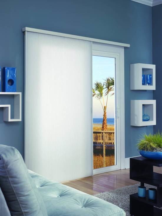 На фото: маленькая гостиная комната в морском стиле с синими стенами и светлым паркетным полом для на участке и в саду с