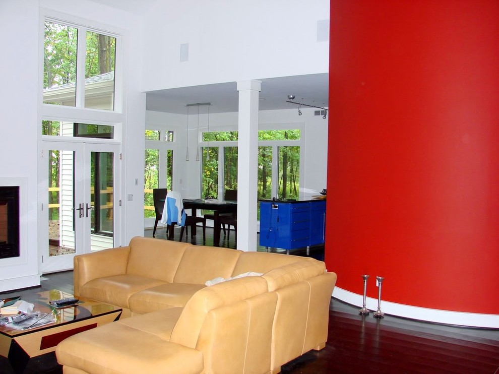 Mittelgroßes, Offenes Modernes Wohnzimmer mit weißer Wandfarbe, dunklem Holzboden, Kamin und Kaminumrandung aus Metall in New York