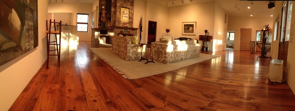 Mittelgroßes, Repräsentatives, Fernseherloses, Offenes Klassisches Wohnzimmer mit beiger Wandfarbe, braunem Holzboden, Eckkamin und Kaminumrandung aus Holz in Albuquerque