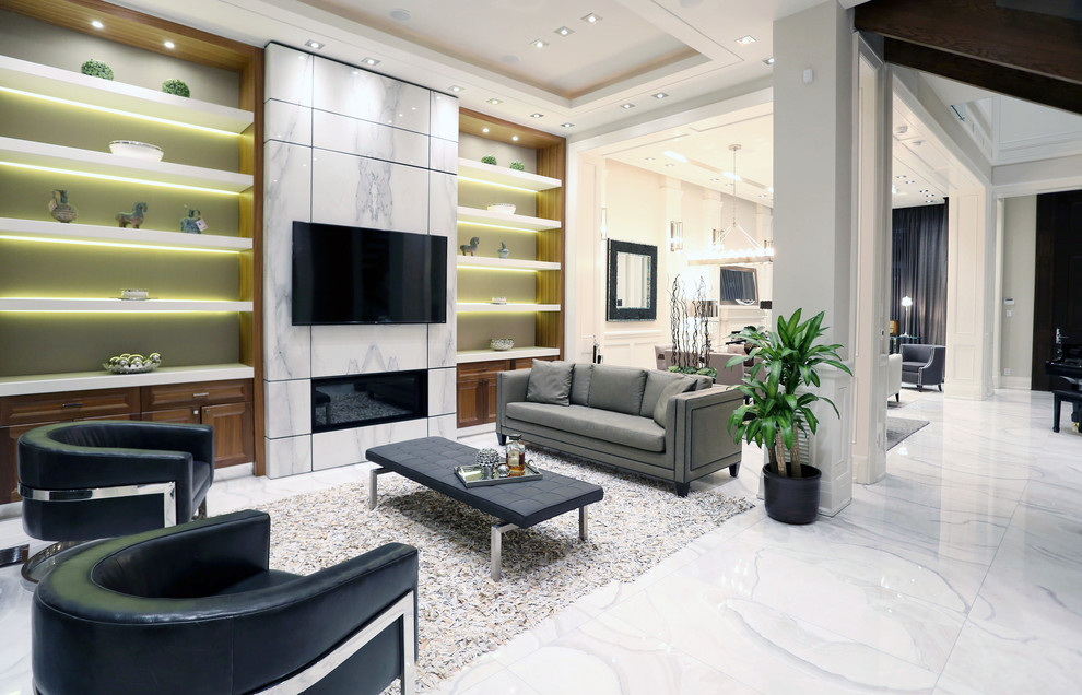 Идея дизайна: парадная, открытая гостиная комната среднего размера в стиле неоклассика (современная классика) с белыми стенами, мраморным полом, горизонтальным камином, фасадом камина из камня и телевизором на стене