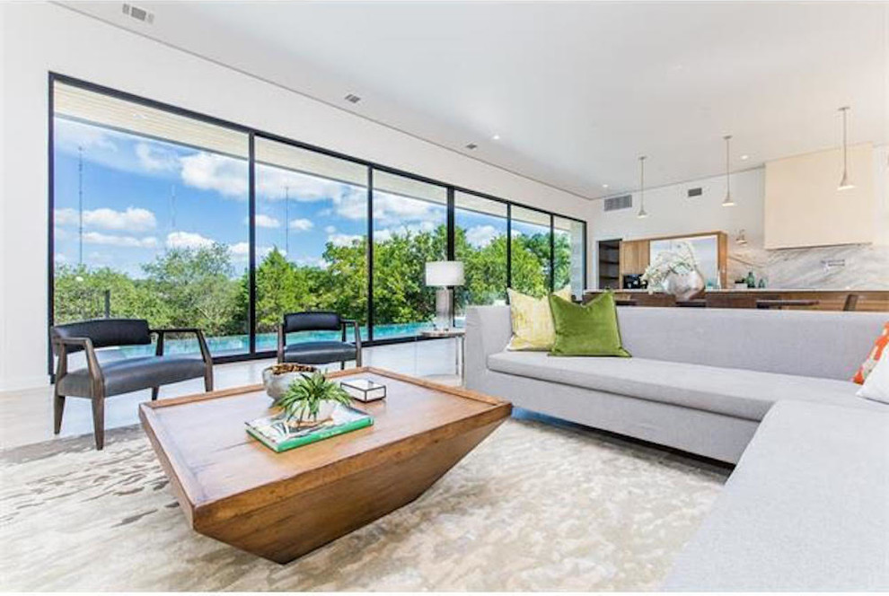 Esempio di un soggiorno design di medie dimensioni e aperto con pareti bianche, moquette e pavimento beige