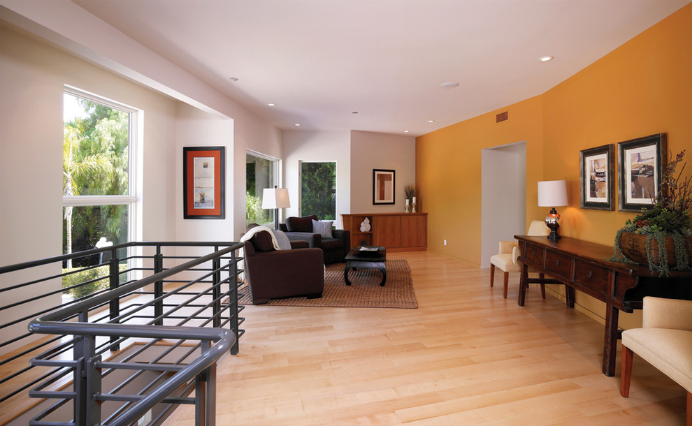 Idee per un soggiorno design con pareti gialle