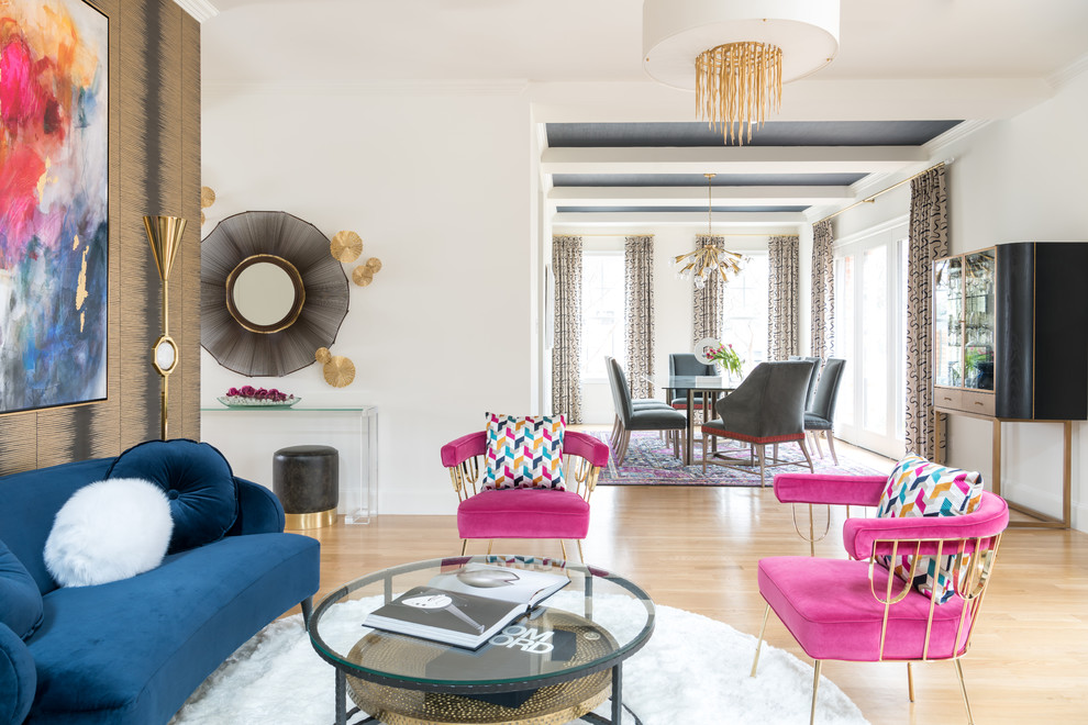 Esempio di un soggiorno minimal aperto con sala formale, pareti bianche, parquet chiaro e pavimento beige
