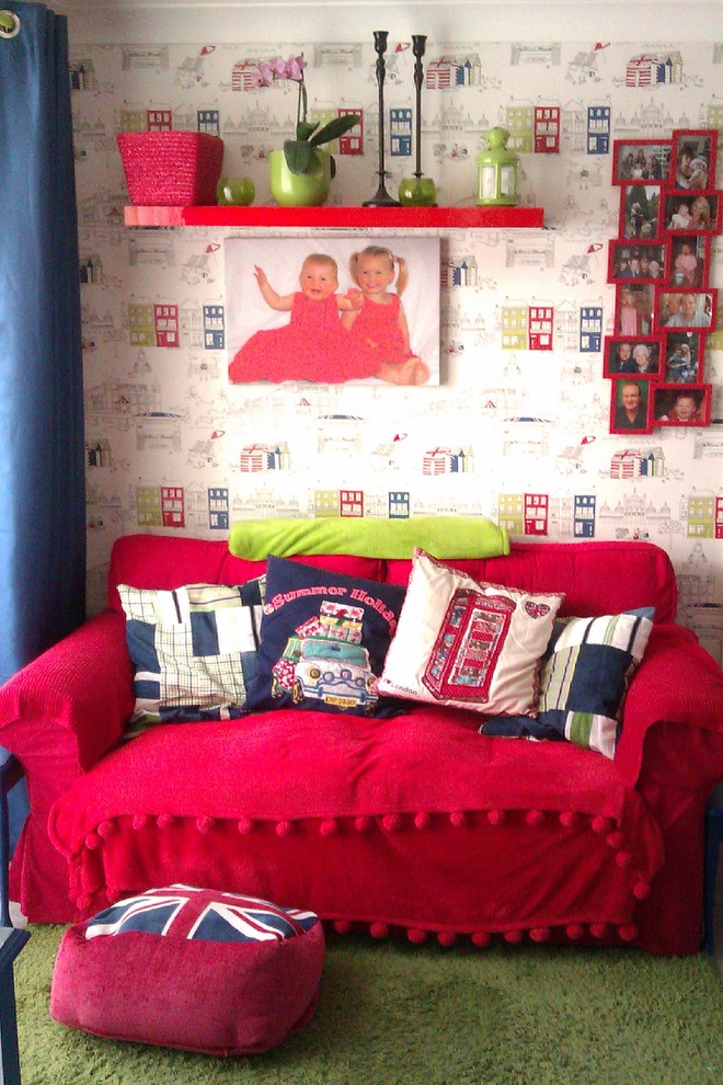 Immagine di un piccolo soggiorno minimal con pareti multicolore, pavimento in vinile, nessun camino e TV a parete