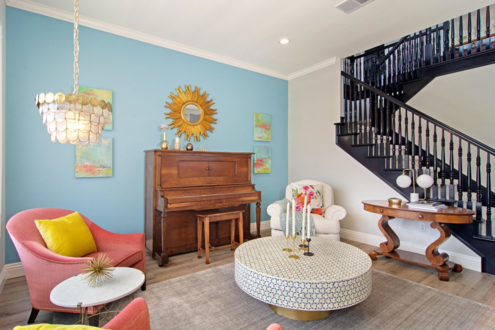 Ispirazione per un soggiorno boho chic aperto con pareti blu, pavimento in legno massello medio e pavimento marrone