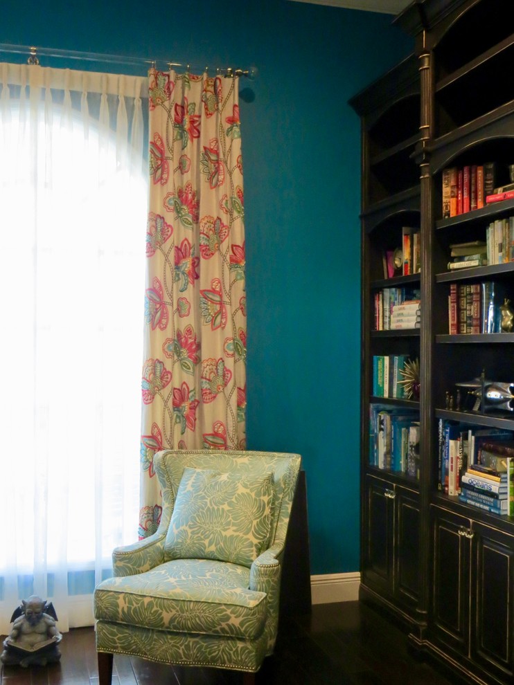 Источник вдохновения для домашнего уюта: гостиная комната среднего размера в морском стиле с синими стенами и темным паркетным полом