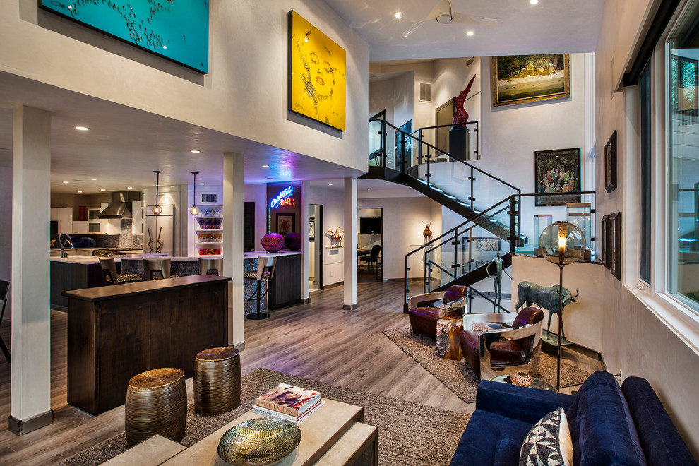 Mittelgroßes, Repräsentatives, Offenes Stilmix Wohnzimmer mit beiger Wandfarbe und Laminat in Denver