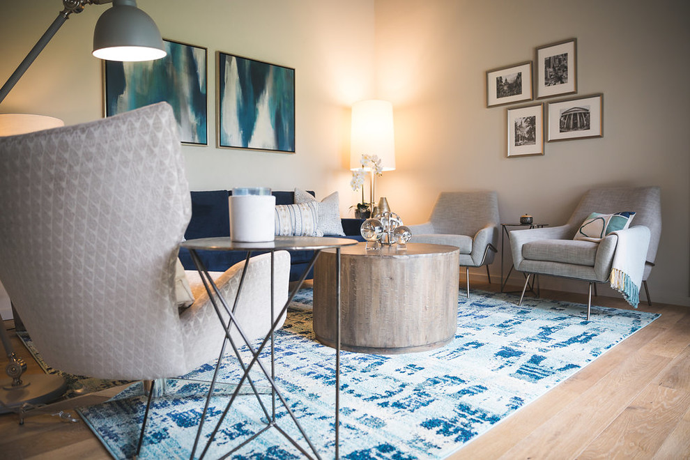 Imagen de salón abierto minimalista de tamaño medio sin chimenea y televisor con paredes grises, suelo de madera clara y suelo gris