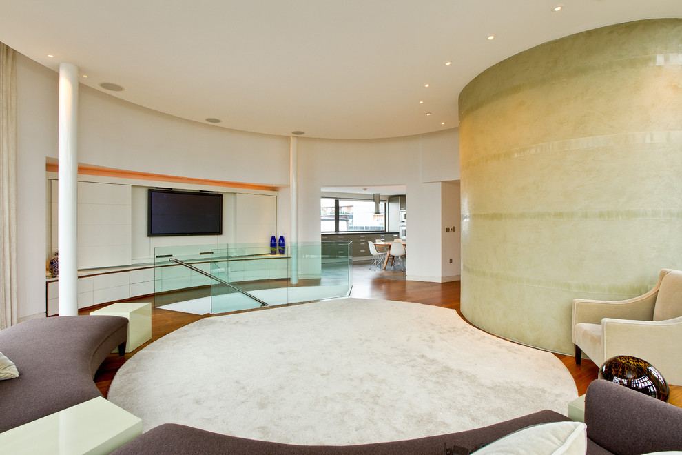 Immagine di un soggiorno design stile loft con TV a parete
