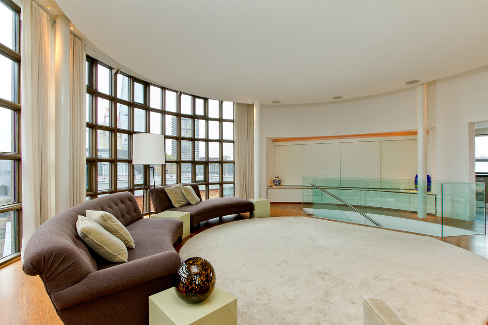 Стильный дизайн: огромная двухуровневая гостиная комната в современном стиле с красивыми шторами - последний тренд