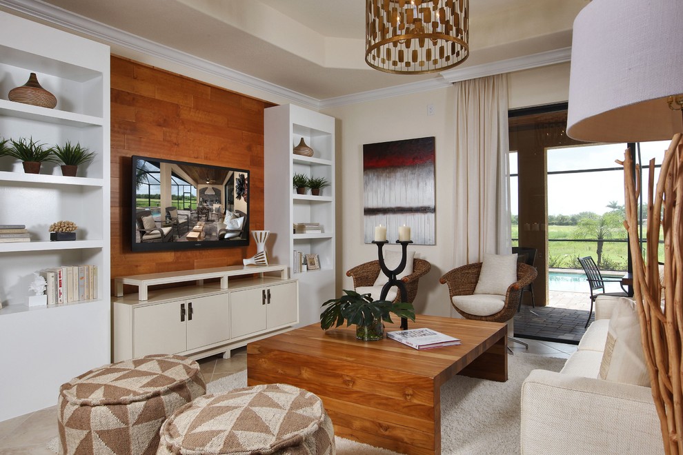 Ispirazione per un soggiorno moderno con pareti beige e TV a parete