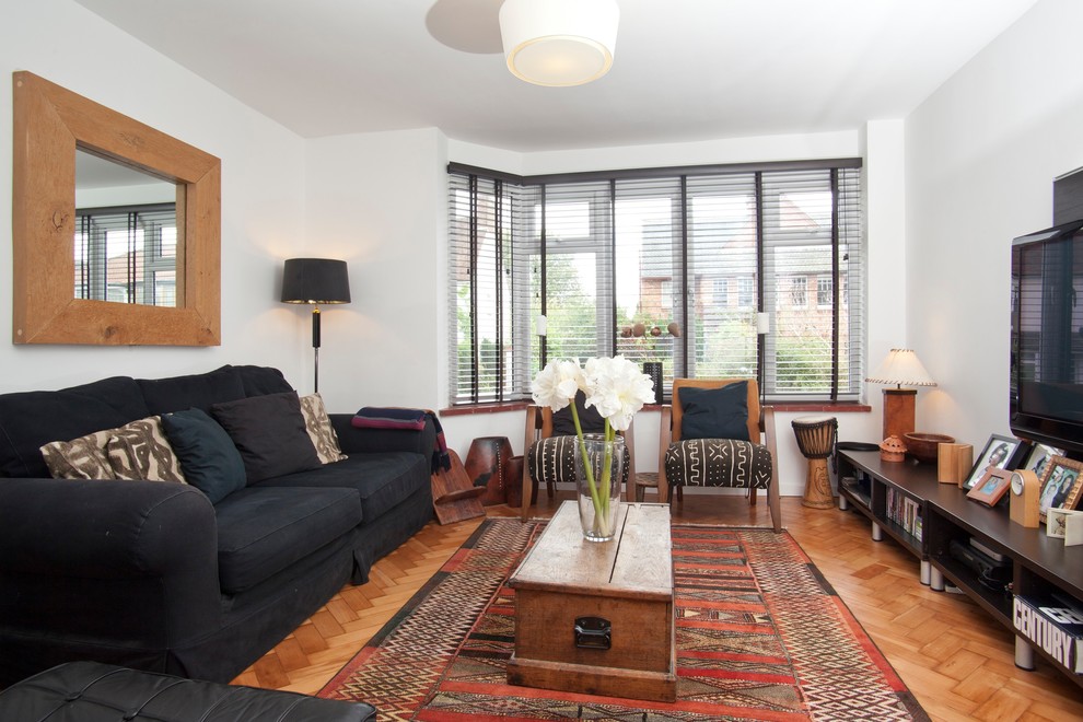 Kleines, Abgetrenntes Modernes Wohnzimmer mit weißer Wandfarbe, hellem Holzboden, TV-Wand und braunem Boden in Oxfordshire