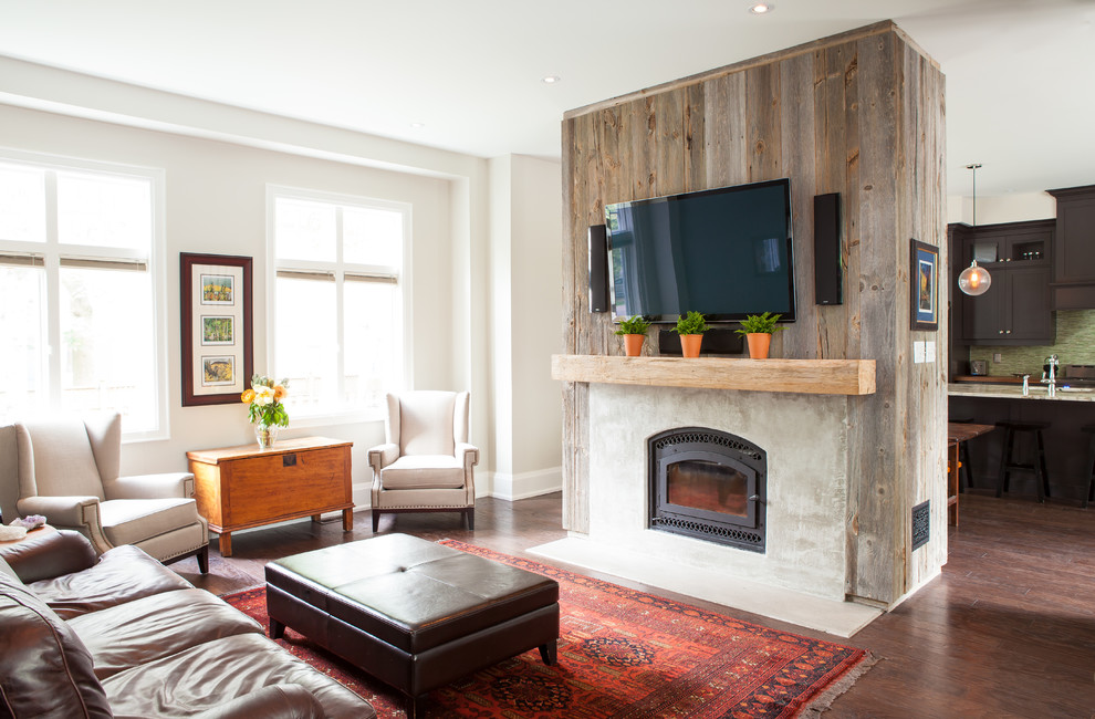 Klassisches Wohnzimmer mit beiger Wandfarbe, dunklem Holzboden, Kamin und TV-Wand in Toronto