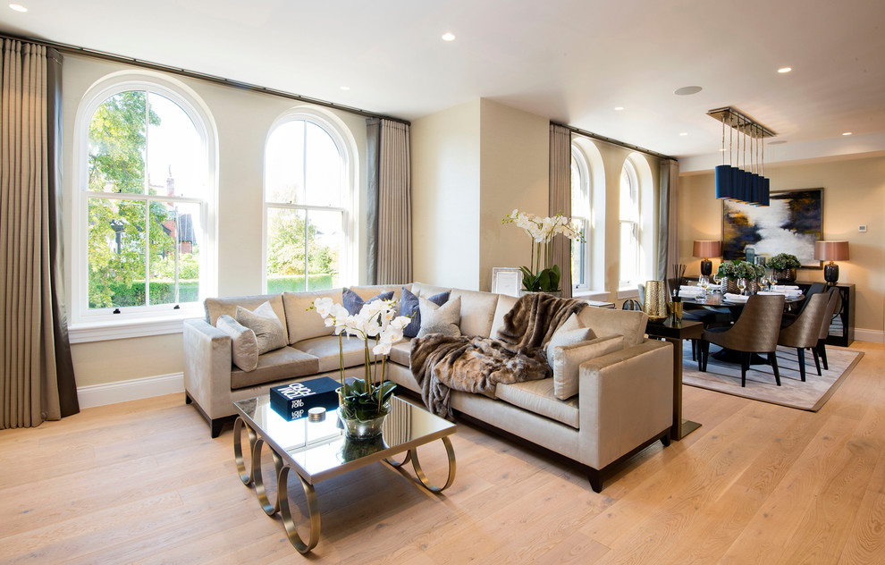 Idee per un soggiorno design aperto con pareti beige, parquet chiaro e pavimento beige