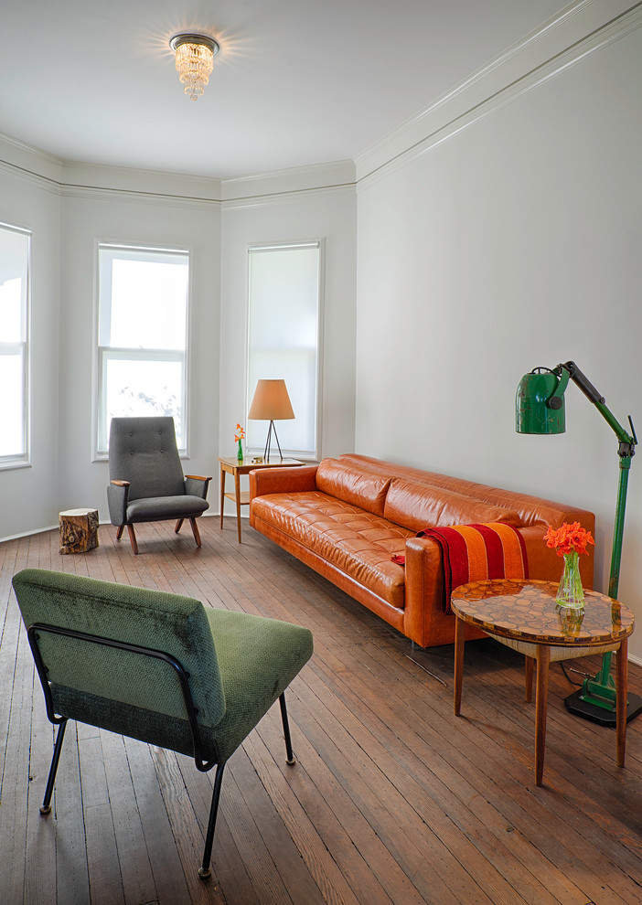 Imagen de salón para visitas tradicional renovado con paredes blancas y suelo de madera en tonos medios