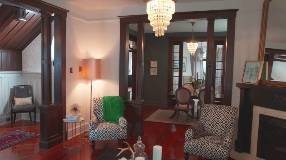 Kleines, Repräsentatives, Fernseherloses, Abgetrenntes Klassisches Wohnzimmer mit beiger Wandfarbe, braunem Holzboden, Kamin und Kaminumrandung aus Backstein in Charleston