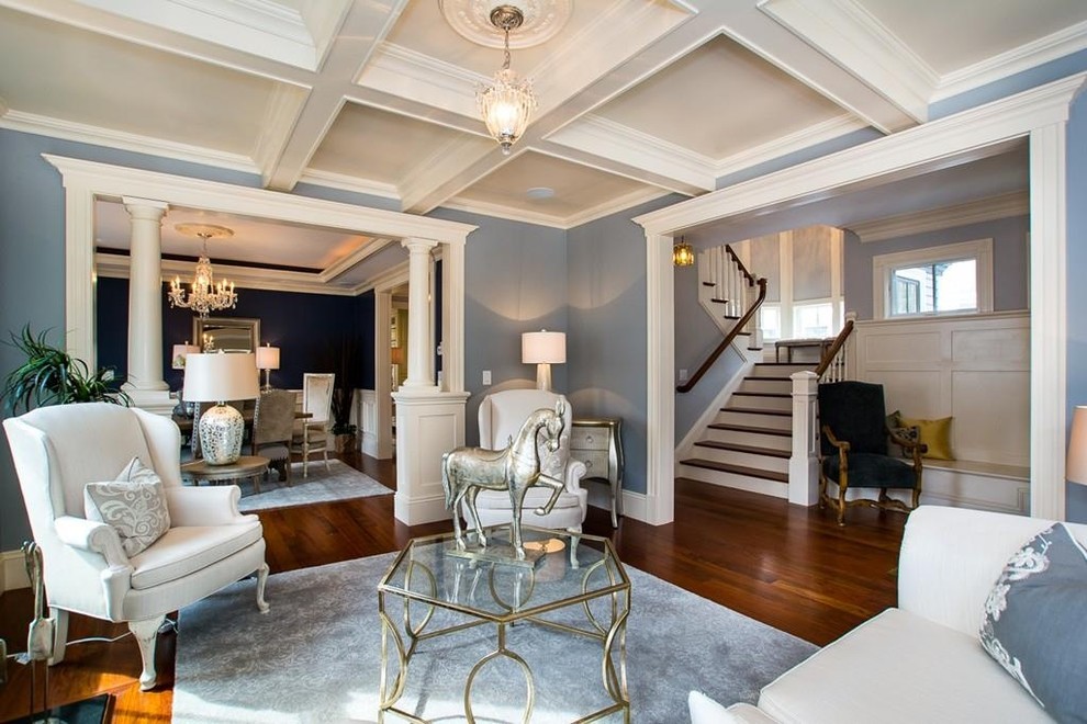 На фото: большая парадная, открытая гостиная комната в викторианском стиле с синими стенами, паркетным полом среднего тона и коричневым полом без камина, телевизора с