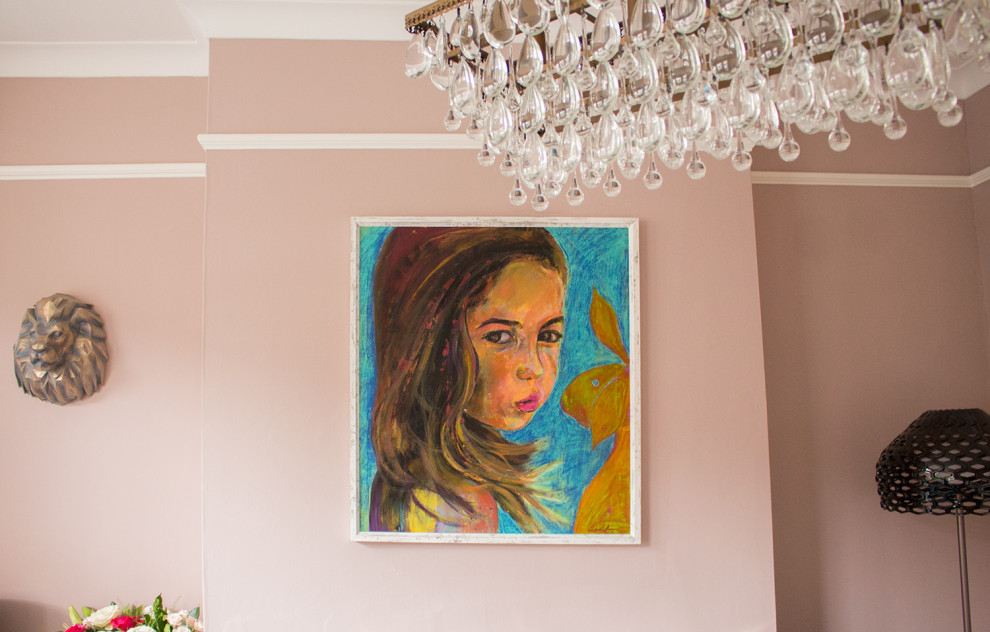 Mittelgroßes, Abgetrenntes Stilmix Wohnzimmer mit Hausbar, rosa Wandfarbe, Laminat, Kamin, Kaminumrandung aus Stein und TV-Wand in London