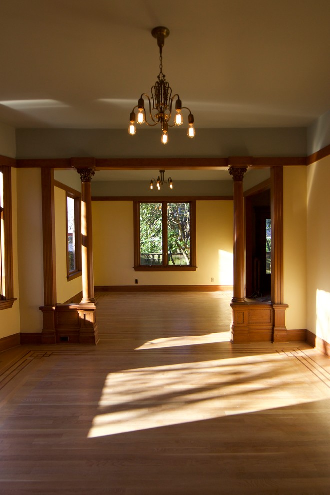 Exempel på ett stort klassiskt separat vardagsrum, med gula väggar, mellanmörkt trägolv, en fristående TV, brunt golv och ett finrum