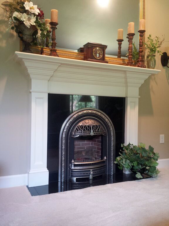 アトランタにあるヴィクトリアン調のおしゃれな応接間 (グレーの壁、カーペット敷き、標準型暖炉、金属の暖炉まわり、白い床) の写真