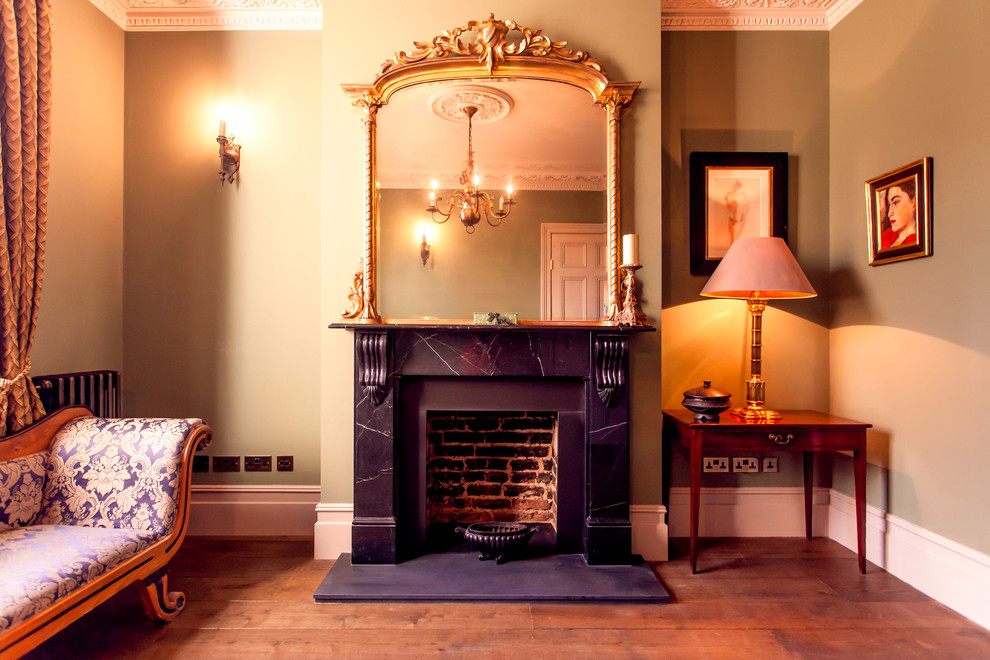 ロンドンにある小さなヴィクトリアン調のおしゃれなリビング (無垢フローリング、標準型暖炉、石材の暖炉まわり、テレビなし) の写真