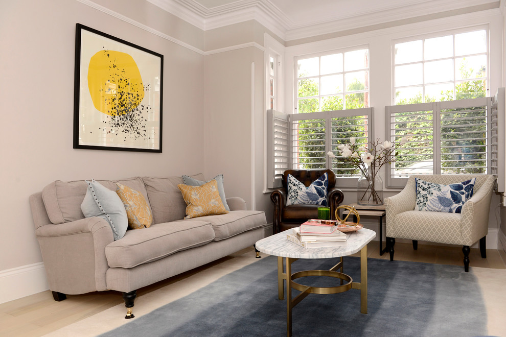 Ispirazione per un soggiorno chic con pareti beige, parquet chiaro e tappeto
