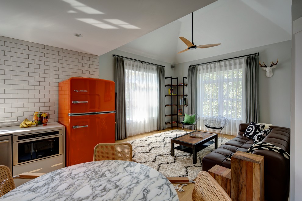 Mittelgroßes, Offenes Modernes Wohnzimmer mit grauer Wandfarbe und hellem Holzboden in Kolumbus