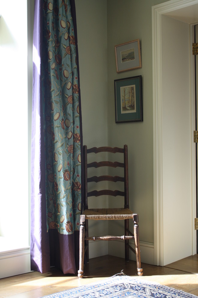 Mittelgroßes, Repräsentatives, Abgetrenntes Klassisches Wohnzimmer mit grüner Wandfarbe und hellem Holzboden in Sussex