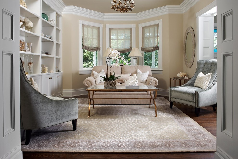 Immagine di un soggiorno classico di medie dimensioni con pareti beige, parquet scuro e nessuna TV