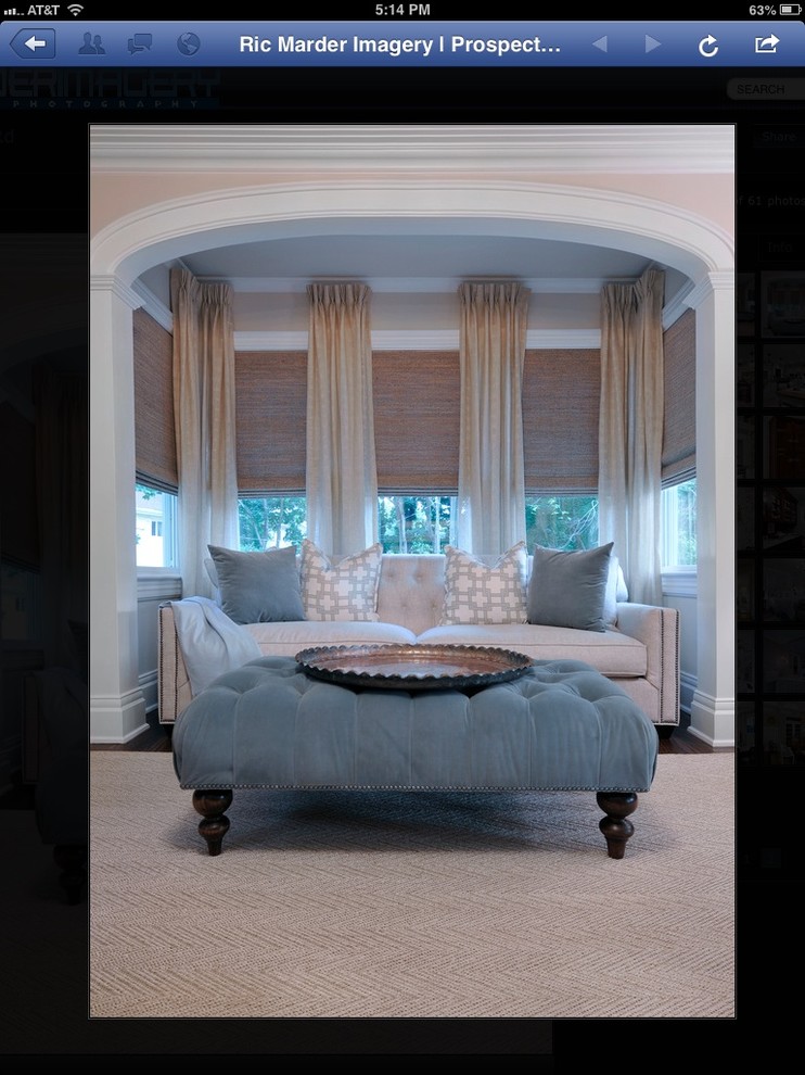 Immagine di un soggiorno chic di medie dimensioni e chiuso con pareti beige e parquet scuro