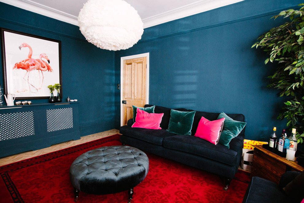 Свежая идея для дизайна: гостиная комната в стиле фьюжн с эркером - отличное фото интерьера
