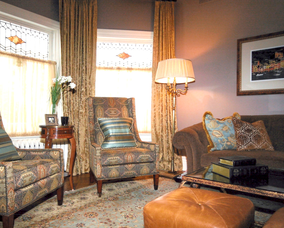 На фото: парадная, изолированная гостиная комната среднего размера в викторианском стиле с коричневыми стенами, паркетным полом среднего тона и синим полом без камина, телевизора