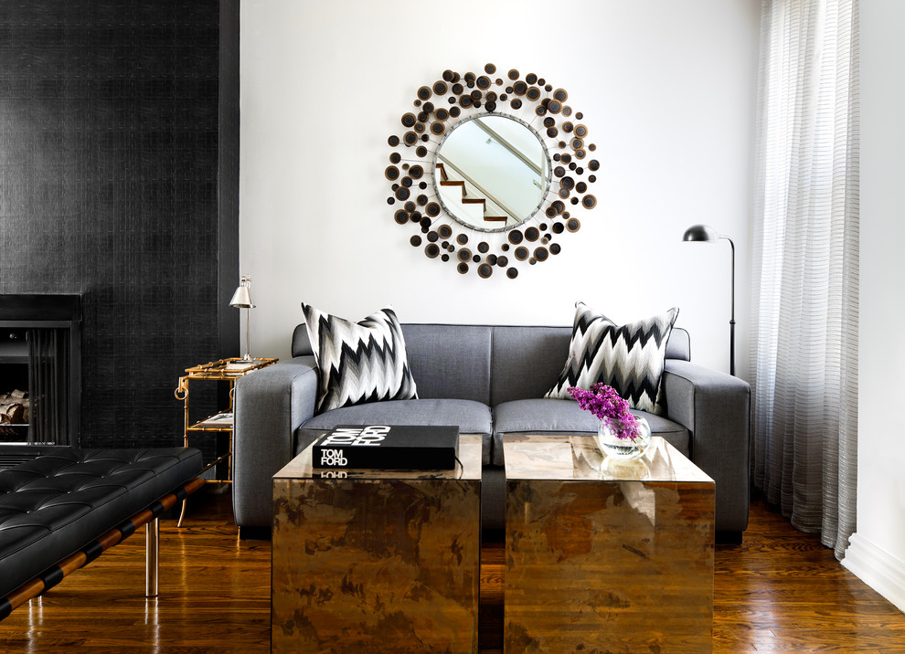 Modernes Wohnzimmer mit weißer Wandfarbe und dunklem Holzboden in Toronto