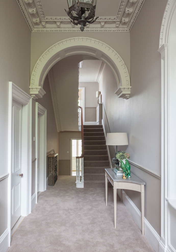 Идея дизайна: гостиная комната в классическом стиле с серыми стенами, ковровым покрытием и серым полом