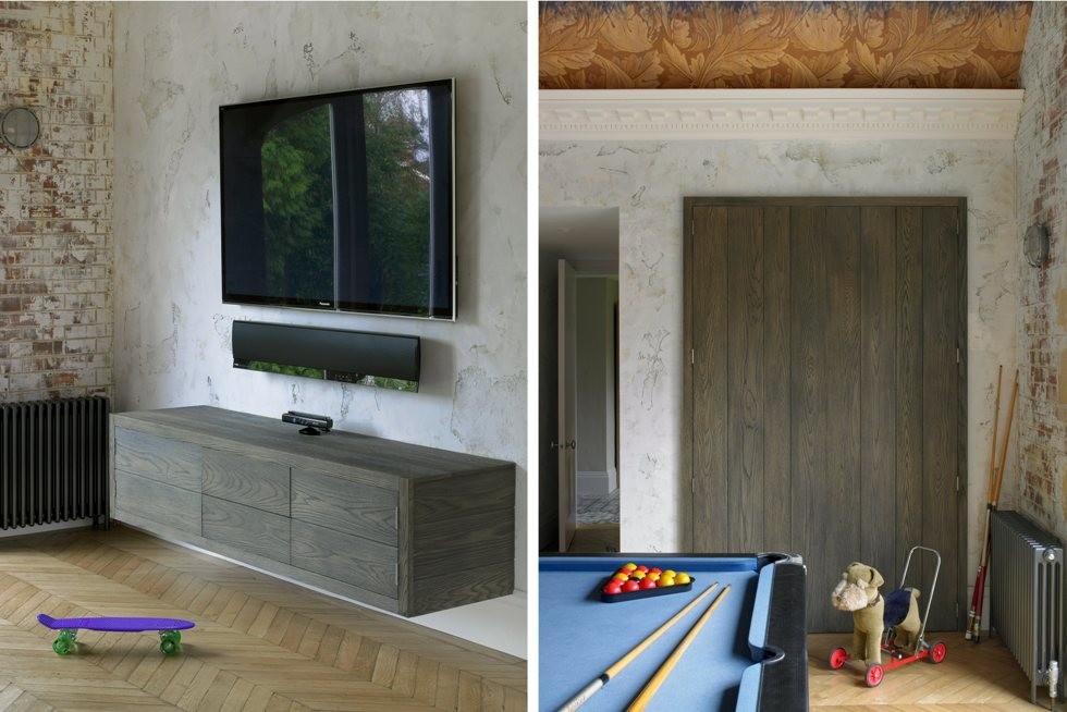 Ejemplo de salón con rincón musical cerrado ecléctico extra grande con paredes blancas, suelo de madera en tonos medios y televisor colgado en la pared