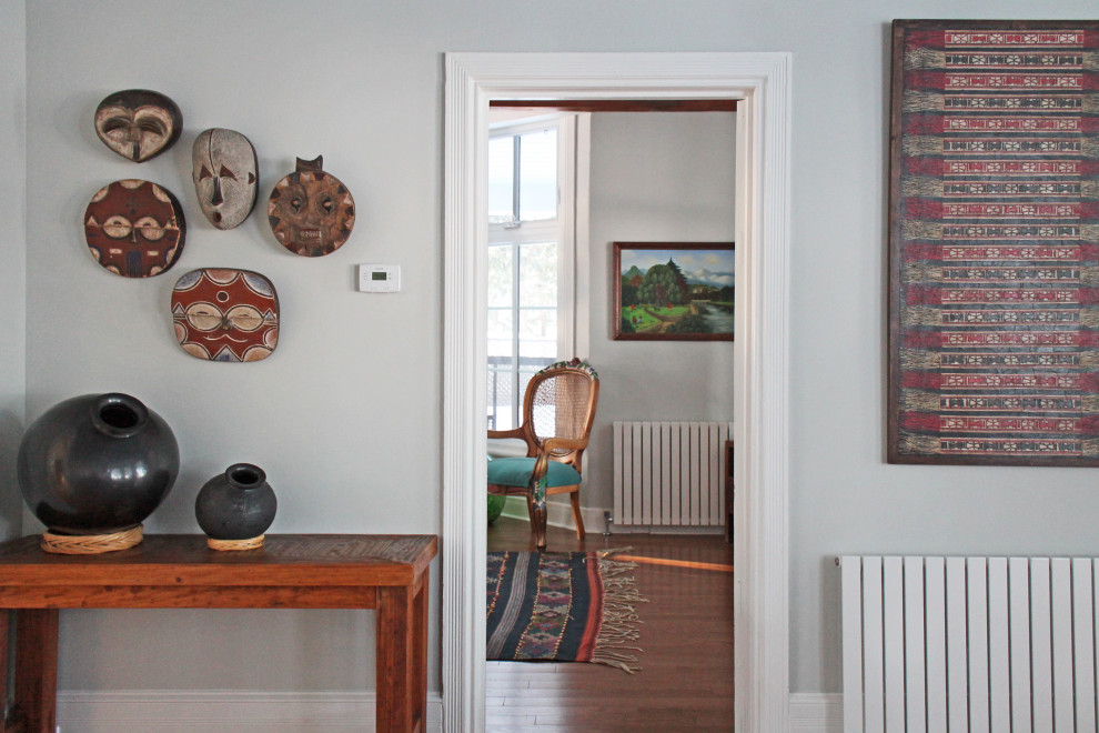 Foto di un soggiorno vittoriano di medie dimensioni e chiuso con pareti blu, pavimento in legno massello medio, camino classico, TV autoportante e pavimento marrone