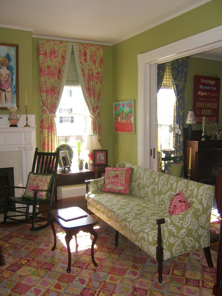 Стильный дизайн: изолированная гостиная комната в викторианском стиле с зелеными стенами и красивыми шторами - последний тренд