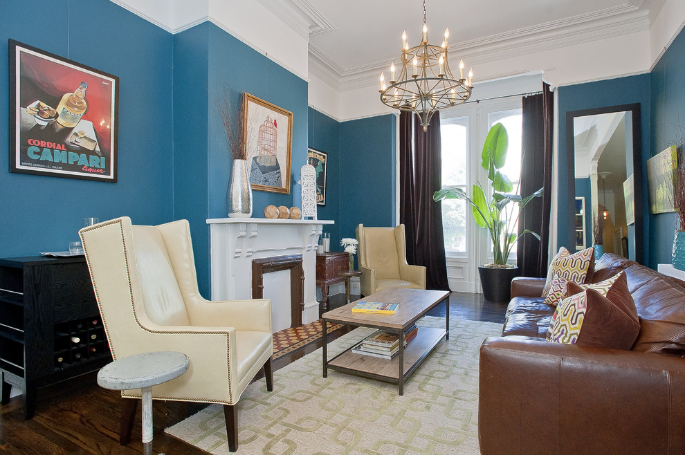 Imagen de salón tradicional con paredes azules y cortinas