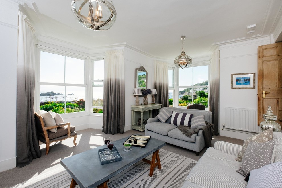 Стильный дизайн: гостиная комната в викторианском стиле с белыми стенами и ковровым покрытием без камина - последний тренд
