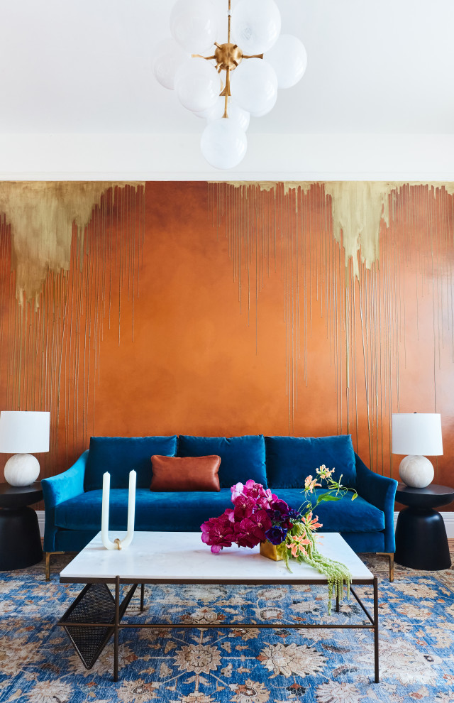 Inspiration för mellanstora eklektiska separata vardagsrum, med ett finrum, orange väggar och mellanmörkt trägolv