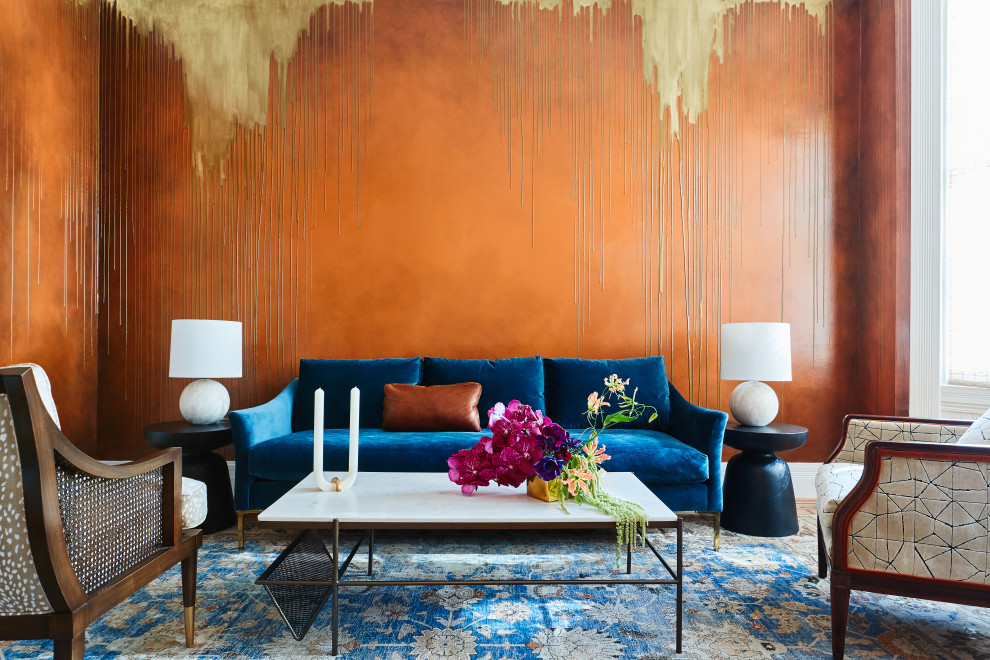 Inspiration för mellanstora eklektiska separata vardagsrum, med ett finrum, orange väggar och mellanmörkt trägolv