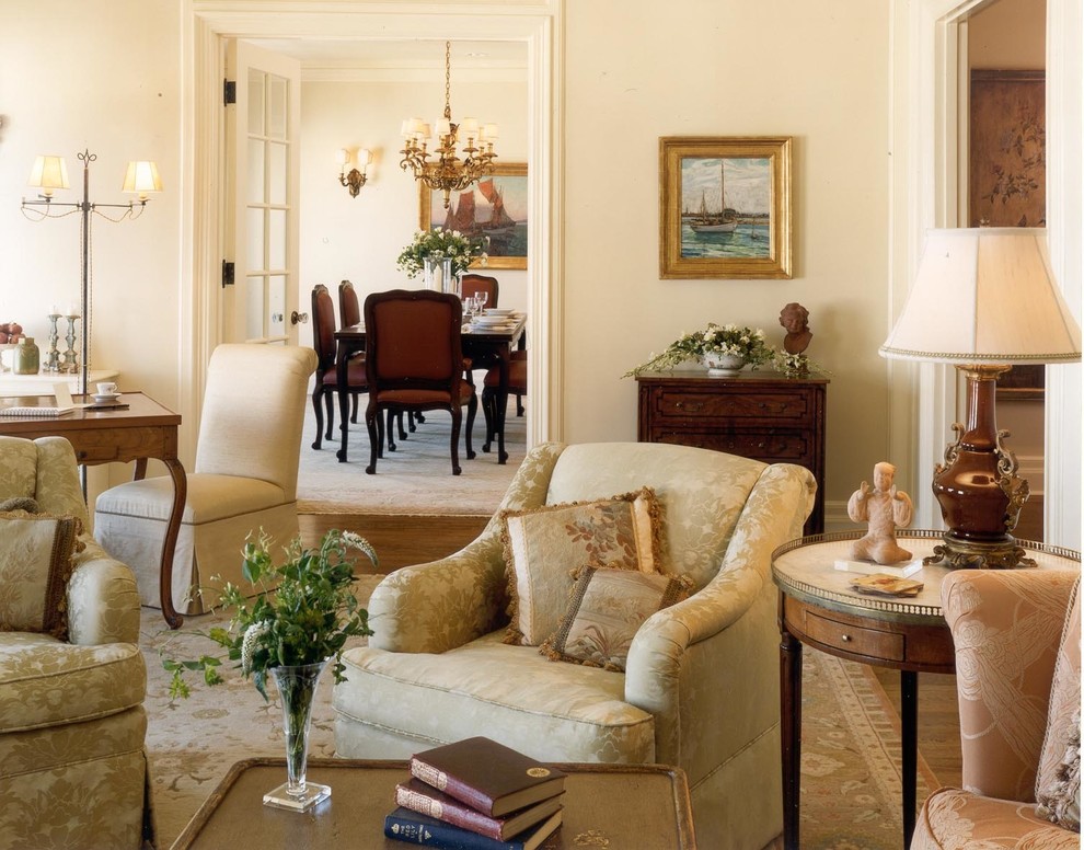 Imagen de salón para visitas cerrado clásico de tamaño medio con paredes beige y suelo de madera en tonos medios