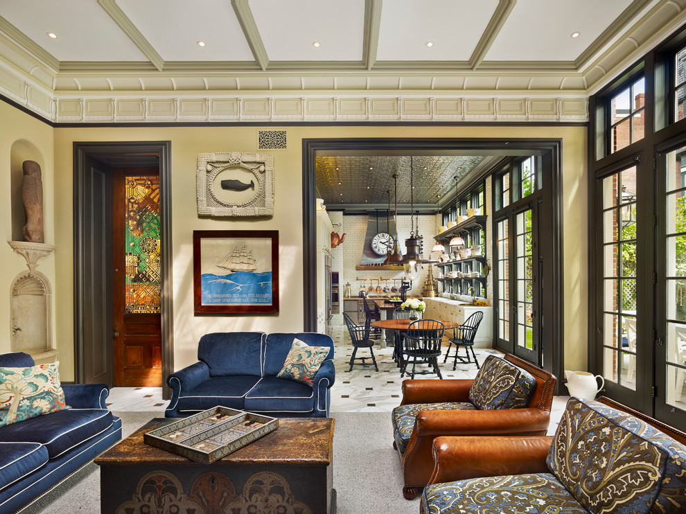 На фото: гостиная комната в викторианском стиле с мраморным полом без камина, телевизора
